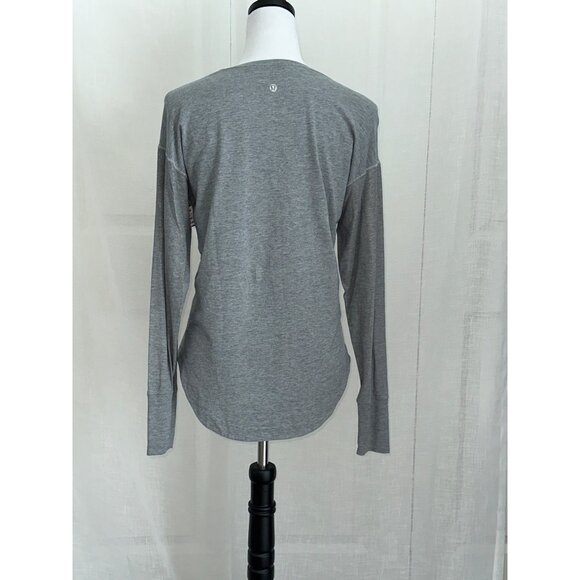 Lululemon Long sleeve Grey Scoop neck Tee size 6 Shiny arms - Picture 3 of 4